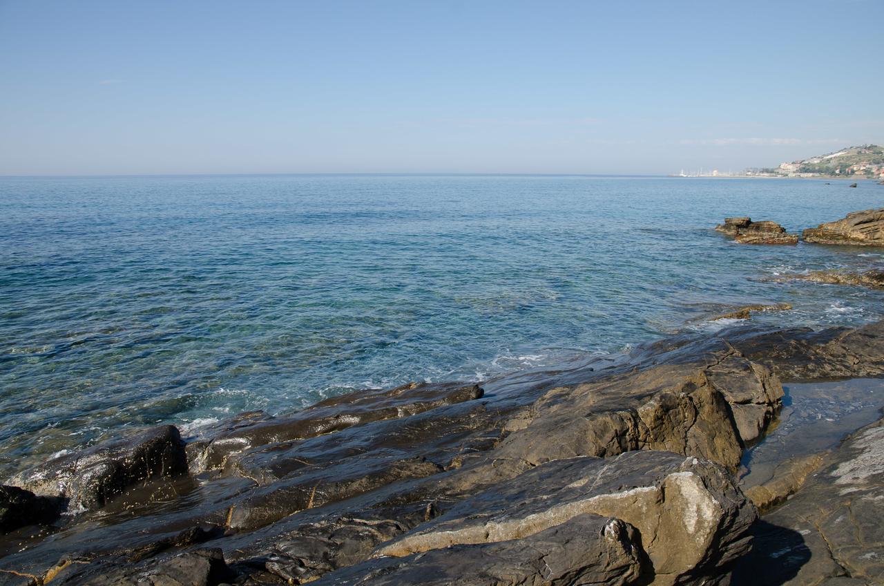Seaside Holiday Apartment - Unique Location Cipressa エクステリア 写真