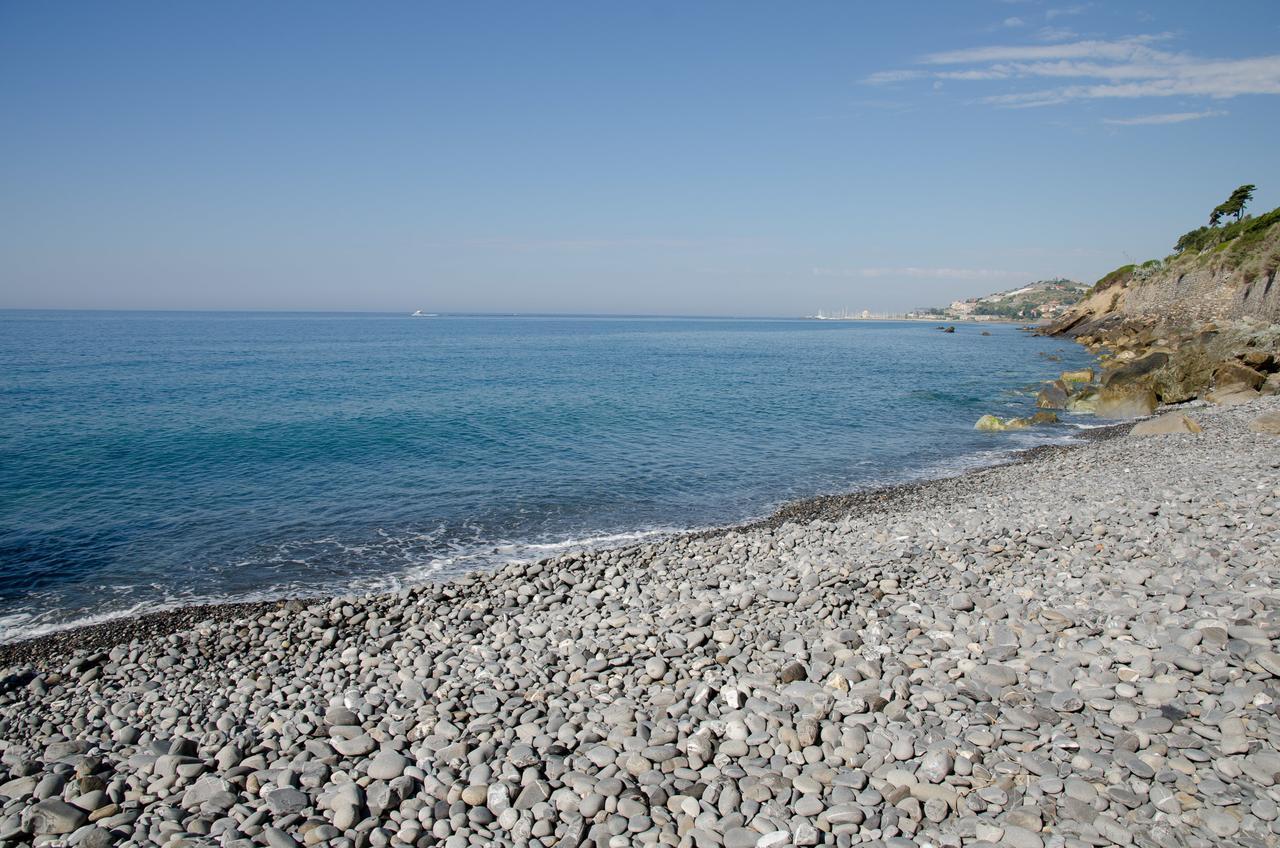 Seaside Holiday Apartment - Unique Location Cipressa エクステリア 写真